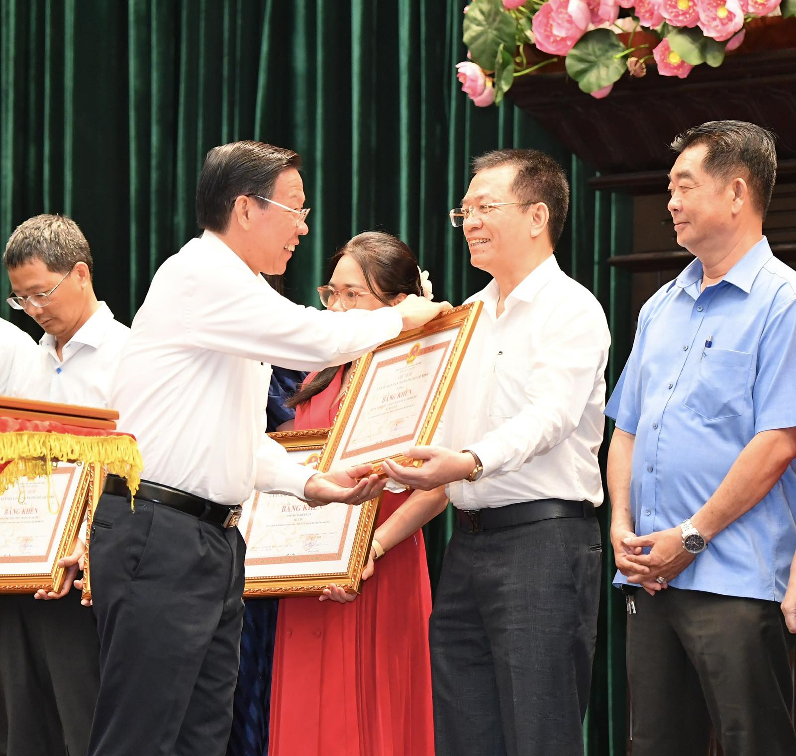 Chủ tịch UBND TP. Hồ Chí Minh Phan Văn Mãi tặng bằng khen các tập thể có thành tích xuất sắc trong tổ chức, chăm lo Tết Giáp Thìn 2024 (Ảnh: Việt Dũng).